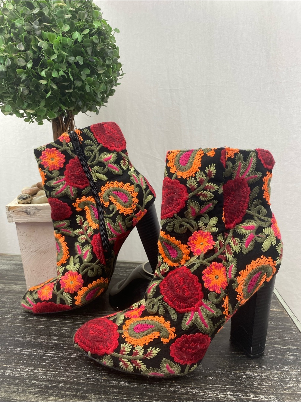 Steve Madden Black Embroidered Floral Sip Up Ankle Bootie Boot Shoes 8
